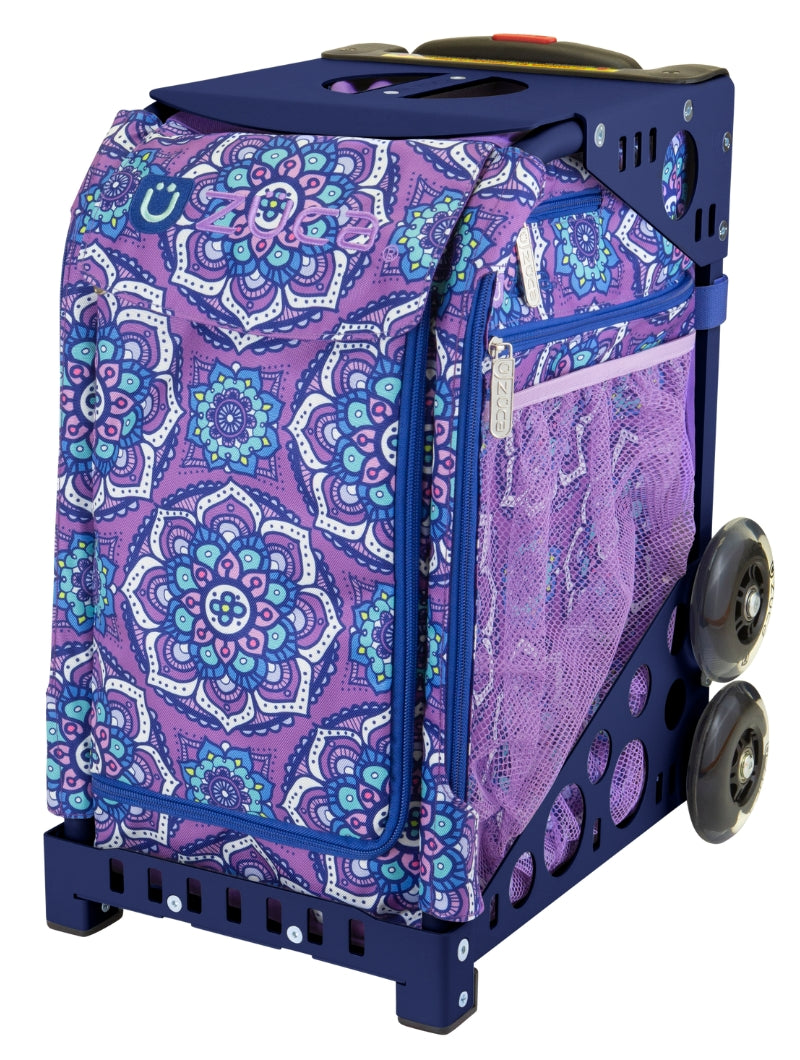 Un Garçon Sur Des Patins à Roulettes Avec Un Sac à Dos Et Un Sac à Dos Un Garçon Sur Des Patins à Roulettes Avec Un Sac à Dos Et Un Sac à Dos