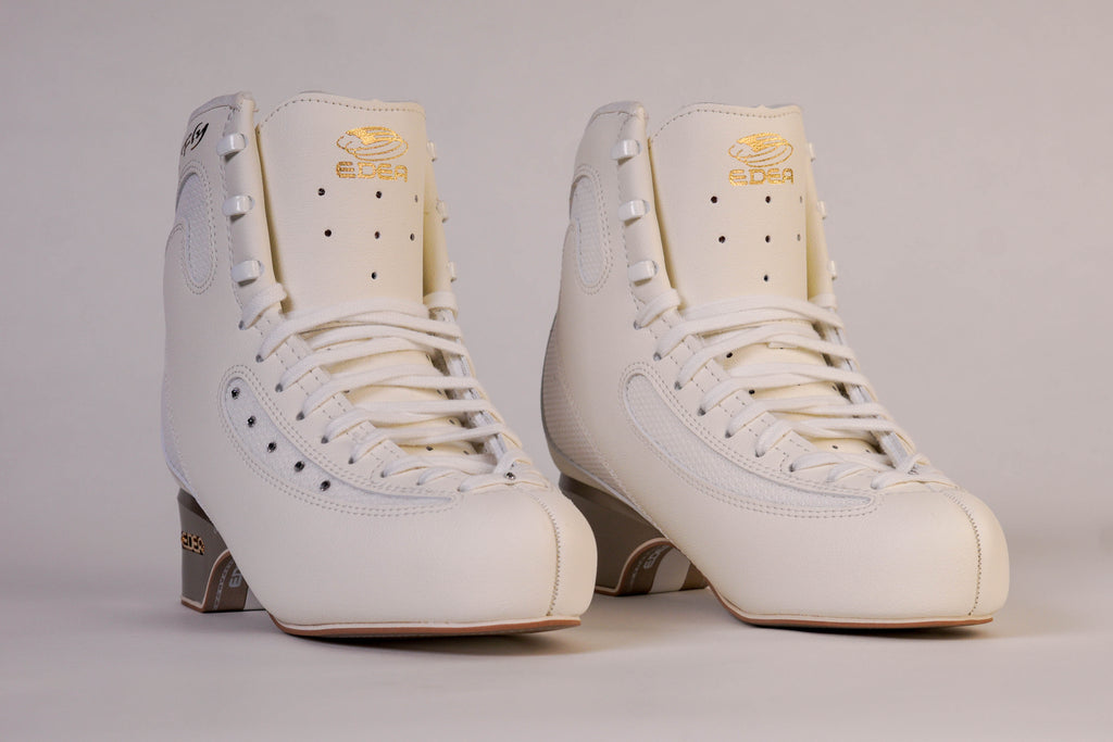 Pair of Edea figure skating boots, model Ice Fly, white, front side view - Maison du Patin (House of Skates)
Paire de bottes de patinage artistique Edea, modèle Ice Fly, blanc, vue de face légèrement de profil - Maison du Patin