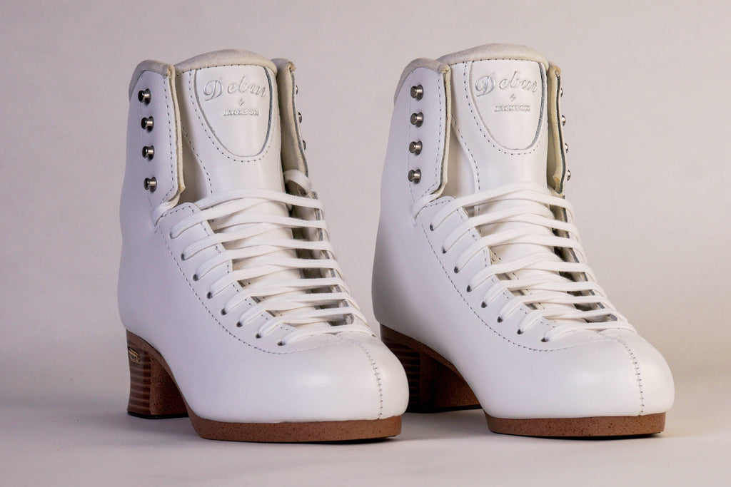 Pair of white figure skating boots by Jackson, model Debut 2550/2551, front side view - Maison du Patin (House of Skates)
Paire de bottes de patinage artistique par Jackson, modèle Debut 2550/25501, vue de face légèrement de profil - Maison du Patin