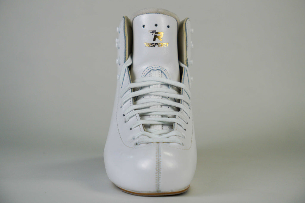 Front view of Risport figure skate boot, model RF1Elite – House of Skates
Vue de face de botte de patin artistique Risport, modèle RF1Elite – Maison du Patin