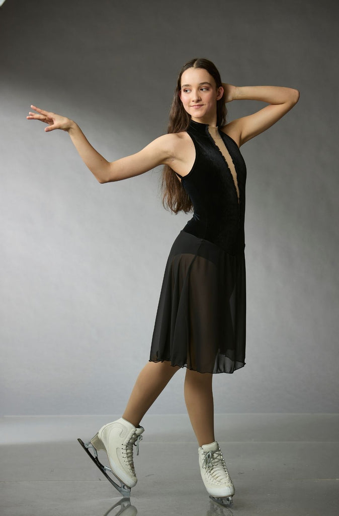 Black sleeveless figure skating dance dress for women and girls, featuring a velvet corset with a narrow deep V and a single-layer chiffon skirt, model Elodie, pose front view – EliteXpression
Robe de patinage artistique noire sans manche pour femmes et filles, avec un corps en velours, un décolleté en V profond et étroit, et une jupe en chiffon à une seule couche, modèle Élodie, pose vue de face –  EliteXpression
D475DAN-BK