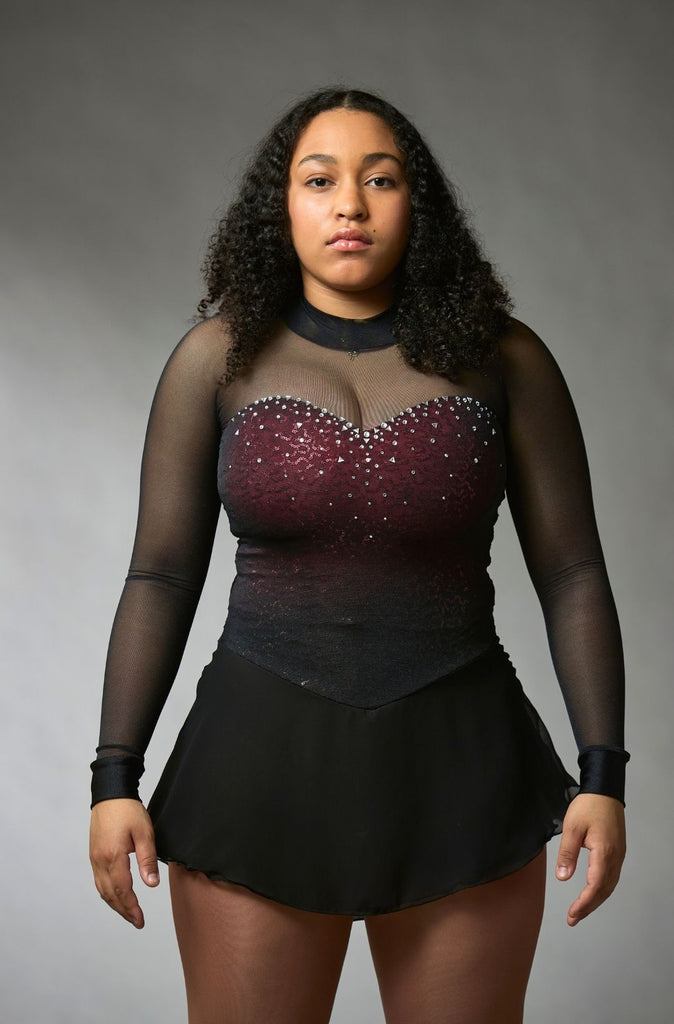 Black and red one-of-a-kind figure skating dress for women, featuring crystals and mesh sleeves, Zaza model, front view – EliteXpression
Robe patinage artistique unique noire et rouge pour femmes, ornée de pierres, avec des manches longues en mesh, modèle Zaza, vue de face – EliteXpression