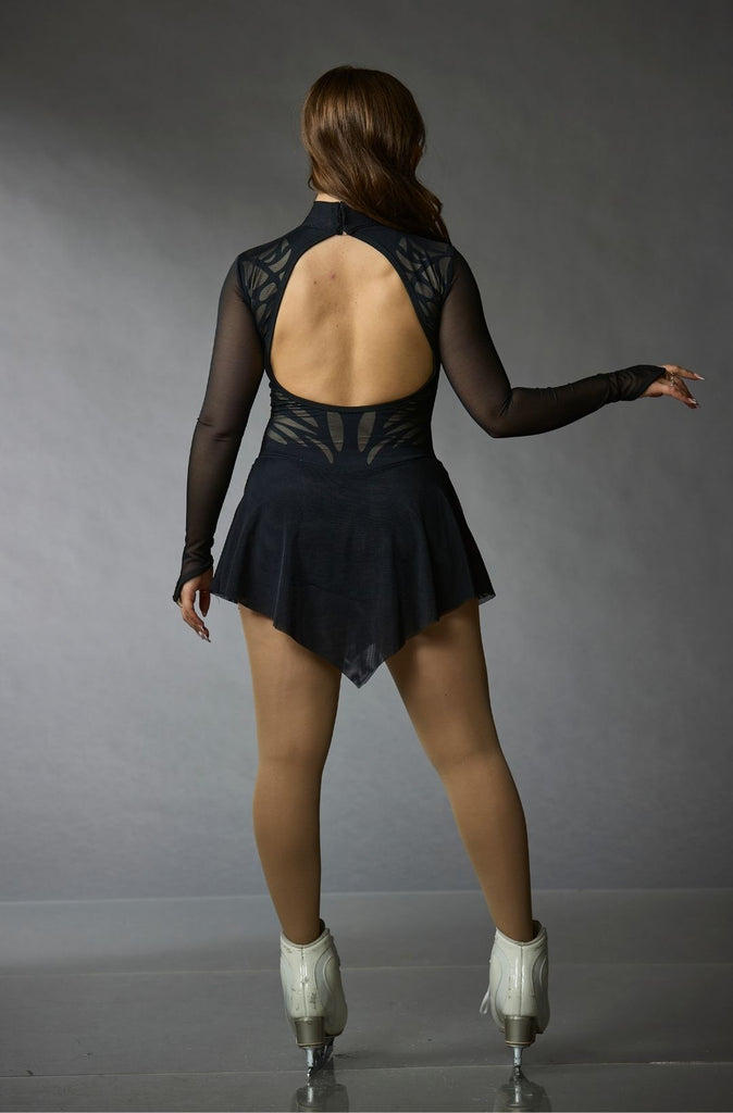 Black figure skating dress for women, featuring crystals and mesh sleeves, Candy model, back view – EliteXpression
Robe patinage artistique noire pour femmes, ornée de pierres, avec des manches longues en mesh, modèle Candy, vue de dos – EliteXpression
D242B-BK