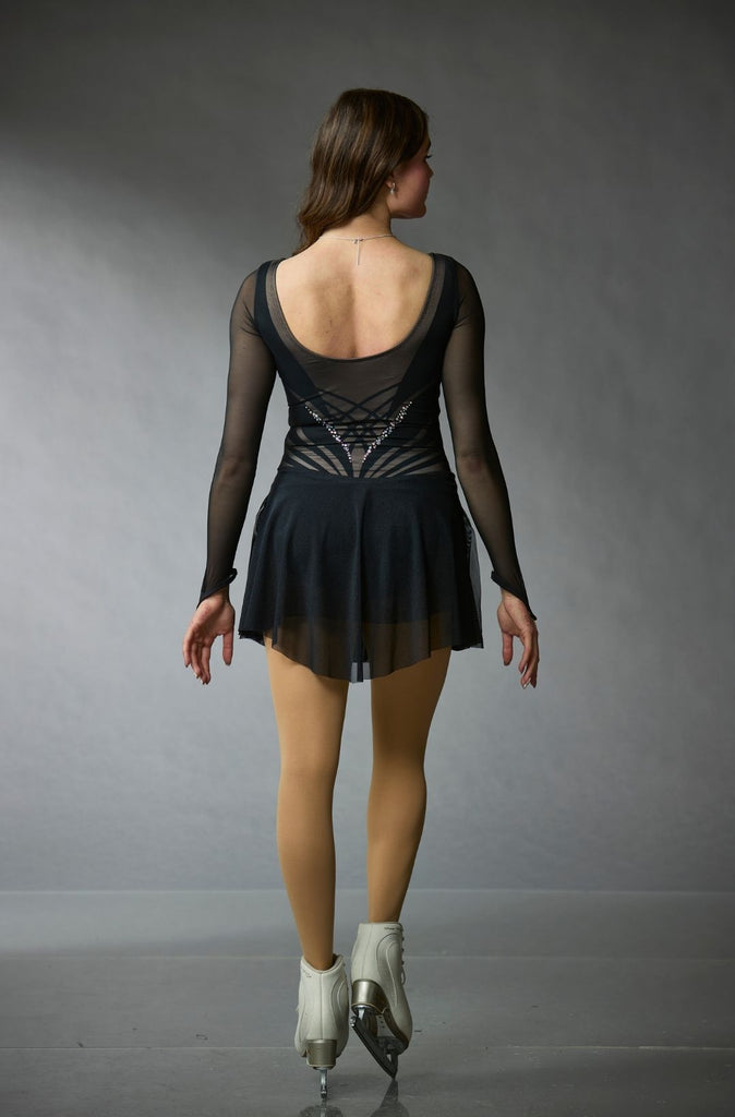Black figure skating dress with mesh long sleeves and crystal embellishments, model Petal (Black), back view – EliteXpression
Robe de patinage artistique noire ornée de cristaux avec des manches longues en mesh, modèle Petal (Black) (Pétale noire), vue de dos – EliteXpression
D242B-PETALBK