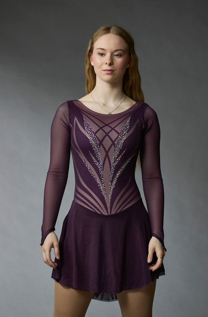 Purple figure skating dress with mesh long sleeves and crystal embellishments, model Petal (Purple), front view – EliteXpression
Robe de patinage artistique noire ornée de cristaux avec des manches longues en mesh, modèle Petal (Purple) (Pétale mauve), vue de face – EliteXpression
D242B-PETALPUR