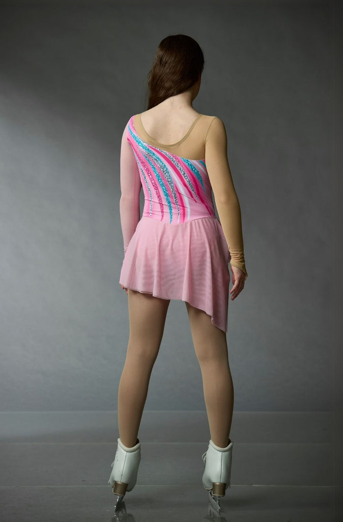 Light pink figure skating dress for women and girls, featuring blue, white, and dark pink stripes and crystal embellishments on the bodice, model Sparkling Feather, back view – EliteXpression
Robe de patinage artistique rose pâle ornée de cristaux avec des bandes roses, bleues et blanches sur le corsage, modèle Sparkling Feather (Plume étincelante), vue de dos – EliteXpression
D255-PINK
