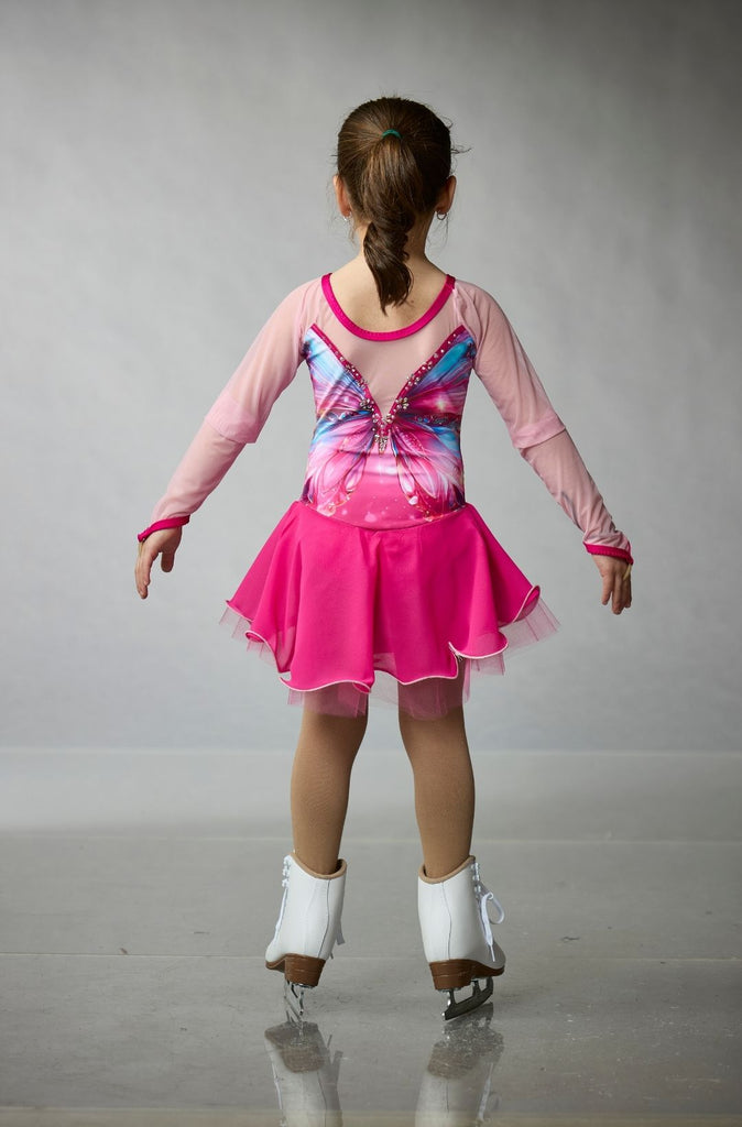 Young girl wearing pink figure skating dress featuring a butterfly design and multilayer chiffon skirt, model Butterfly, back view – EliteXpression
Jeune fille qui porte une robe de patinage artistique rose avec un design de papillon et une jupe en mousseline, modèle Butterfly (Papillon), vue de dos – EliteXpression
D440-PAPPK