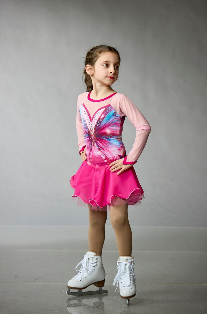 Young girl wearing pink figure skating dress featuring a butterfly design and multilayer chiffon skirt, model Butterfly, front view – EliteXpression
Jeune fille qui porte une robe de patinage artistique rose avec un design de papillon et une jupe en mousseline, modèle Butterfly (Papillon), vue de face – EliteXpression
D440-PAPPK