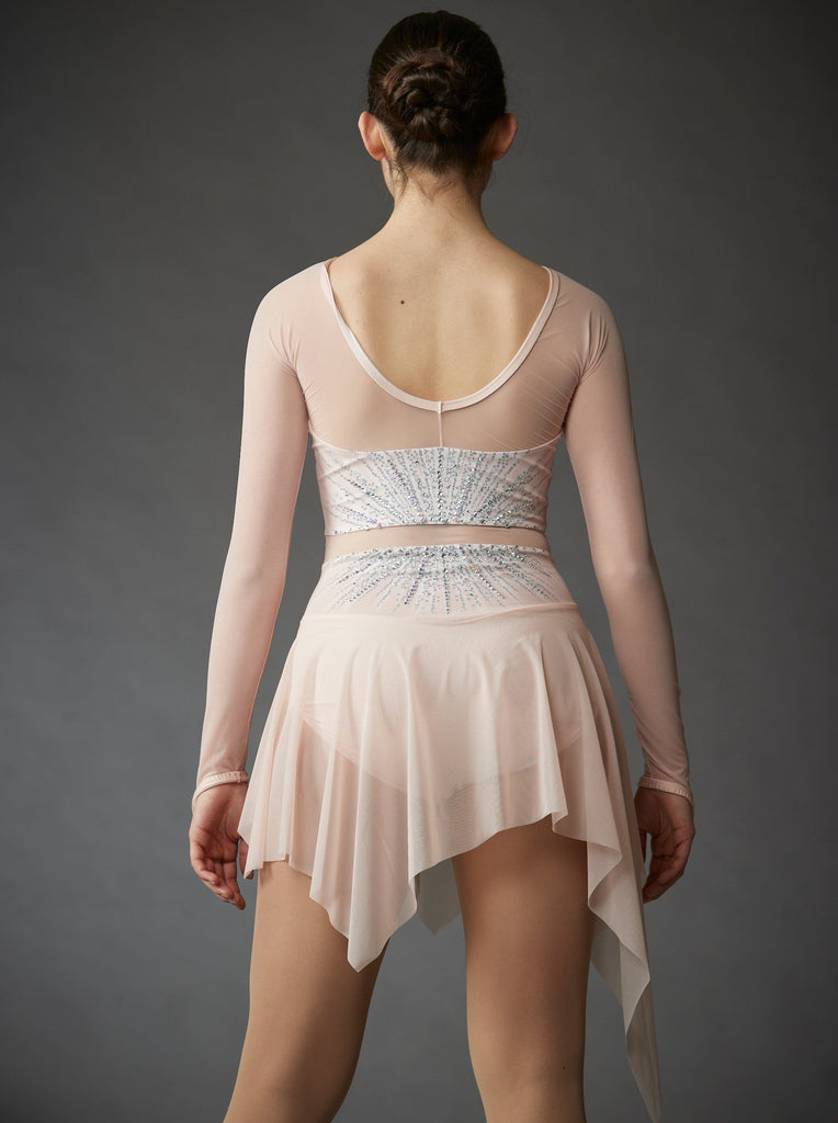 Light pink/blush figure skating dress for women and girls embellished with crystals, model Lucie, back view – EliteXpression
Robe de patinage artistique rose pâle pour femmes et filles, ornée de cristaux, modèle Lucie, vue de dos – EliteXpression
D470-BLUSH