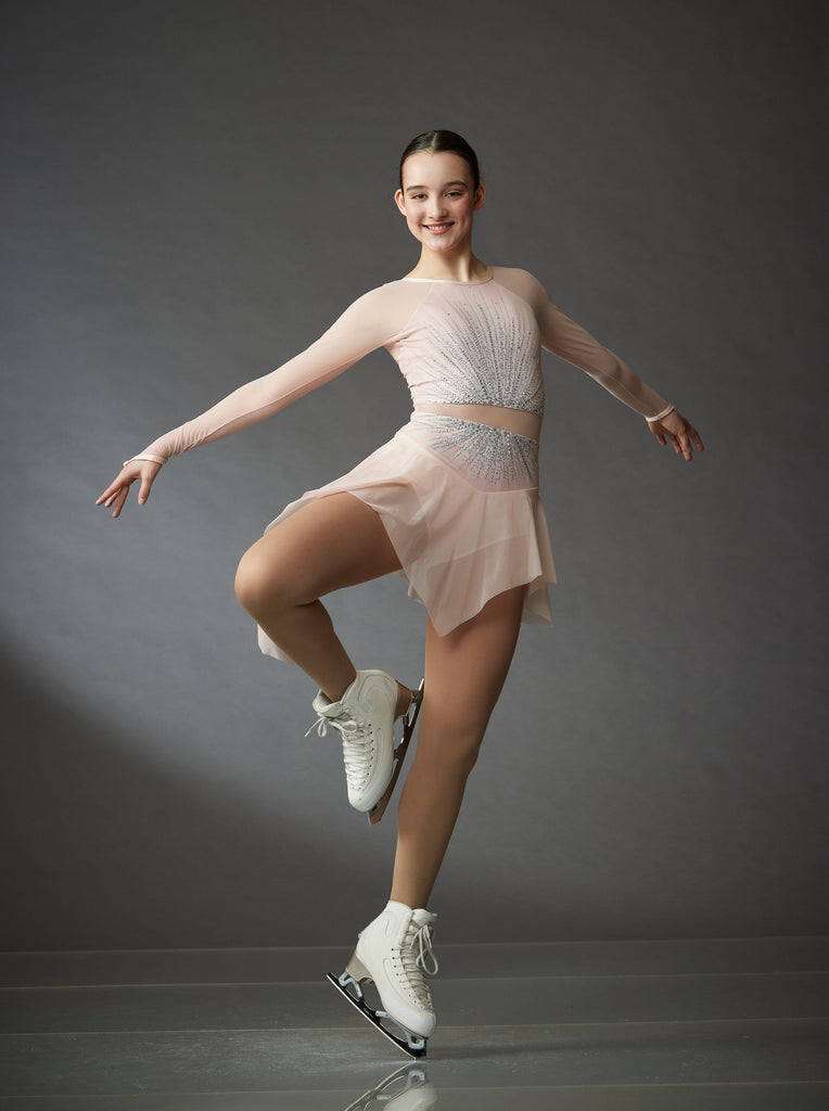 Light pink/blush figure skating dress for women and girls embellished with crystals, model Lucie, pose front view – EliteXpression
Robe de patinage artistique rose pâle pour femmes et filles, ornée de cristaux, modèle Lucie, pose vue de face – EliteXpression
D470-BLUSH
