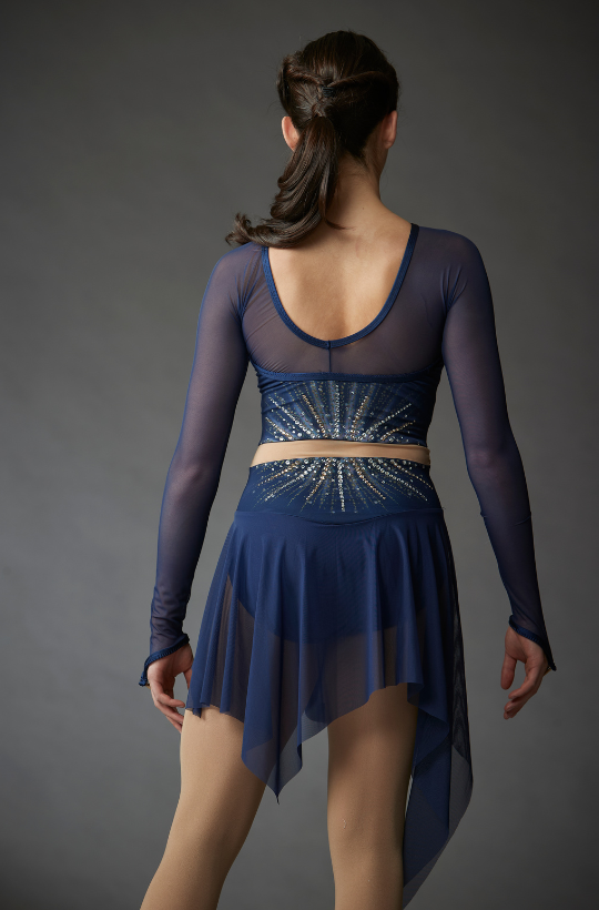 Navy blue figure skating dress for women and girls embellished with crystals, model Lucie, back view – EliteXpression
Robe de patinage artistique bleue marine pour femmes et filles, ornée de cristaux, modèle Lucie, vue de dos – EliteXpression
D470-LUCIENA