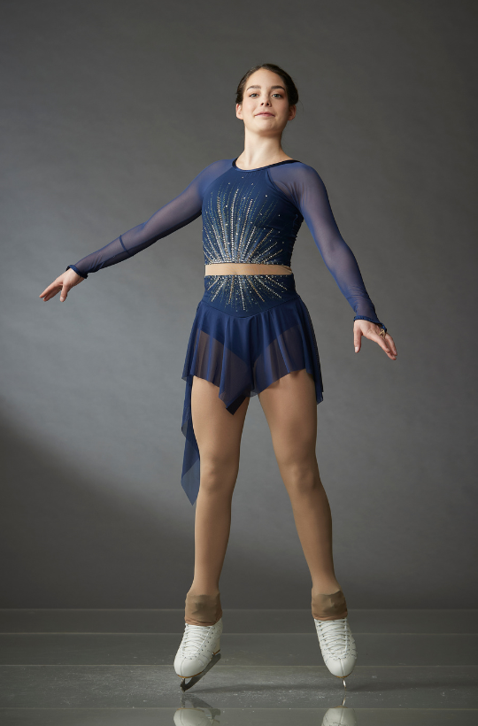 Navy blue figure skating dress for women and girls embellished with crystals, model Lucie, pose front view – EliteXpression
Robe de patinage artistique bleue marine pour femmes et filles, ornée de cristaux, modèle Lucie, pose vue de face – EliteXpression
D470-LUCIENA