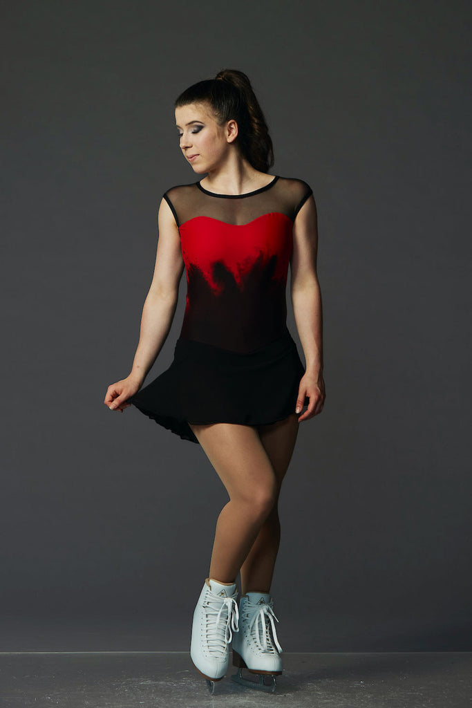 Red and black figure skating dress featuring a halter top and open back, model Rossa, front view – EliteXpression
Robe de patinage artistique rouge et noire avec un col licou et le dos ouvert, modèle Rossa, vue de face – EliteXpression
D471-POWRD