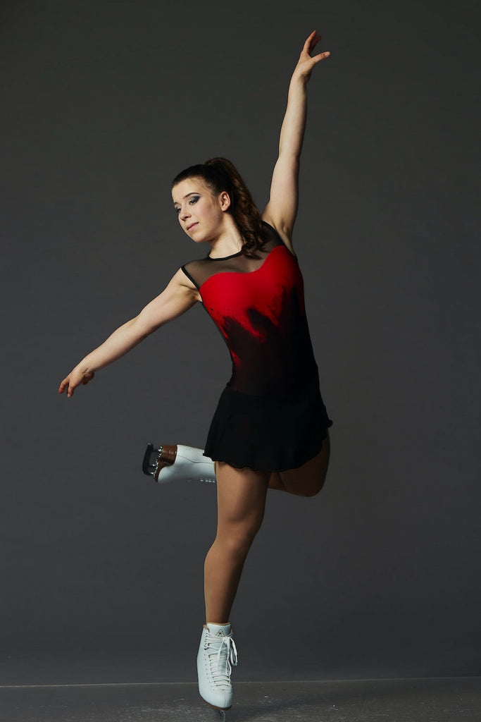 Red and black figure skating dress featuring a halter top and open back, model Rossa, pose front view – EliteXpression
Robe de patinage artistique rouge et noire avec un col licou et le dos ouvert, modèle Rossa, pose vue de face – EliteXpression
D471-POWRD