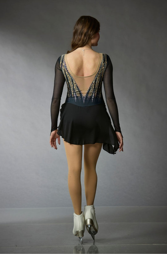 Black and gold catalogue figure skating dress with long mesh sleeves and mesh skirt, model Celia, back view – Elite Xpression
Robe de patinage artistique noire et or avec manches longues en mesh et jupe, modèle Celia, vue de dos  – Elite Xpression
D480-CELIA-BK