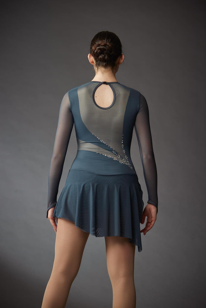 Charcoal grey figure skating dress for women with crystal embellishments and mesh inserts, model Sophie, back view – EliteXpression
Robe de patinage artistique gris charbon pour femmes, avec des cristaux et empiècements en mesh, modèle Sophie, vue de dos – EliteXpression 
D497-GR