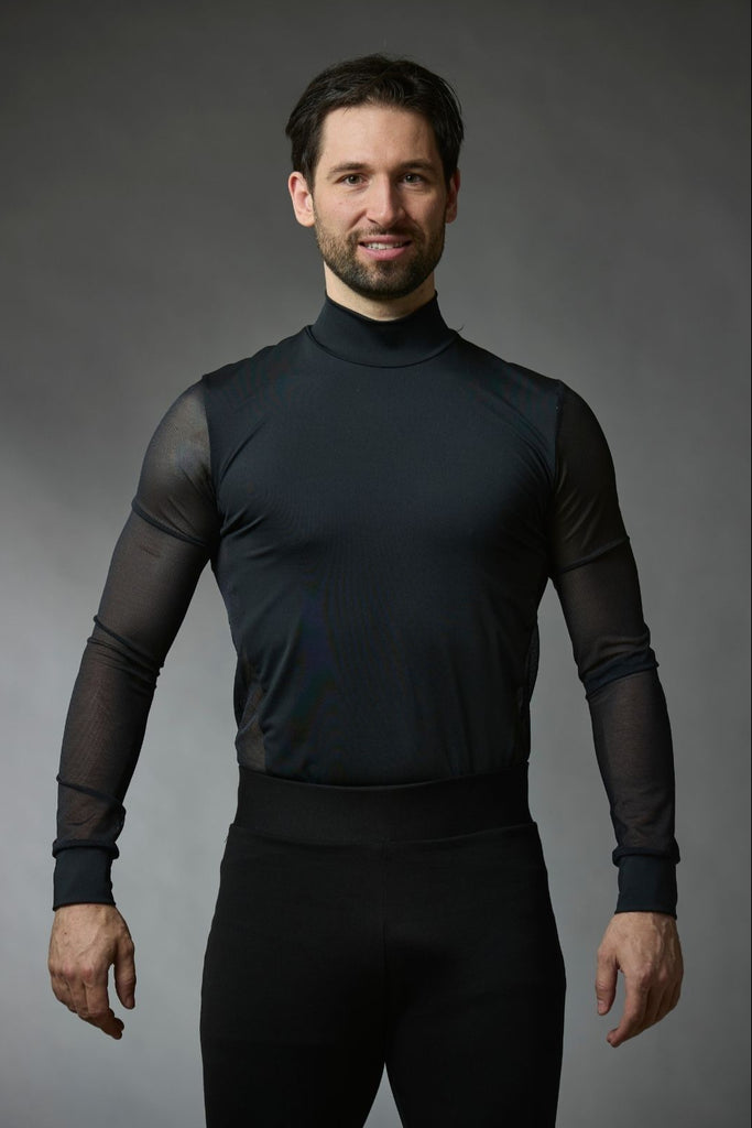 Men's black figure skating shirt with a mock neck and mesh long sleeves, front view – EliteXpression
Chandail de patinage artistique noir pour homme, avec manches longues en mesh et un col montant, vue de face – EliteXpression
M022-BK
Model/mannequin: Maxime Deschamps