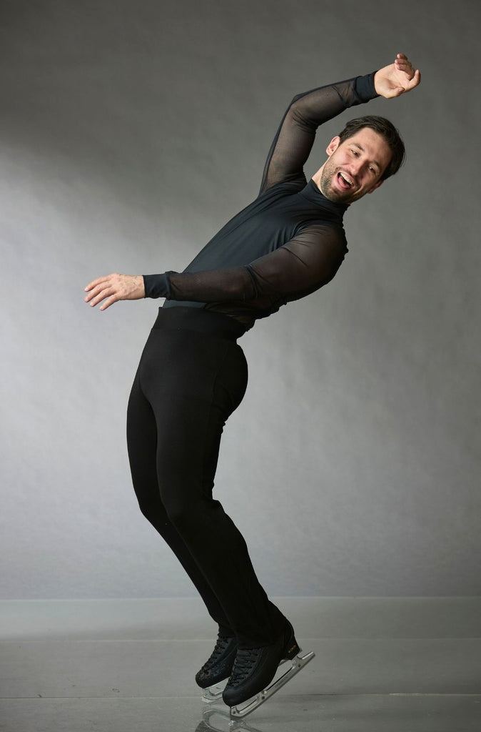 Men's black figure skating shirt with a mock neck and mesh long sleeves, pose side view – EliteXpression
Chandail de patinage artistique noir pour homme, avec manches longues en mesh et un col montant, pose vue de côté – EliteXpression
M022-BK
Model/mannequin: Maxime Deschamps