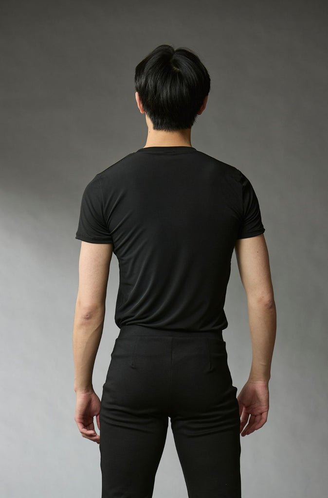 Black short-sleeve figure skating shirt for men, back view – EliteXpression
Chandail noir à manches courtes, à col en V, pour homme, pour le patinage artistique, vue de dos – EliteXpression 
M025-BK