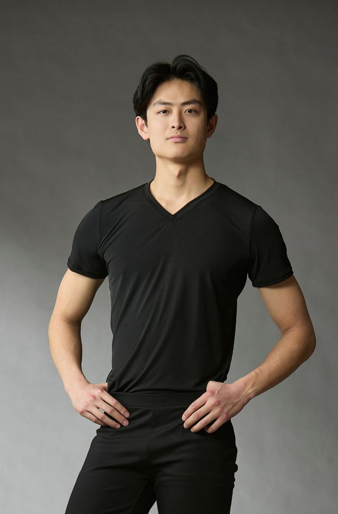 Black short-sleeve figure skating shirt for men, front view – EliteXpression
Chandail noir à manches courtes, à col en V, pour homme, pour le patinage artistique, vue de face – EliteXpression 
M025-BK