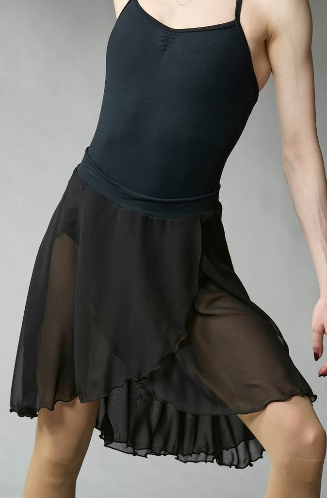 Black figure skating chiffon skirt with a front cross-over wrap, closeup front view – EliteXpression
Jupe noire pour patinage artistique en chiffon croisée sur le devant, vue rapprochée de face – EliteXpression
J405-BK