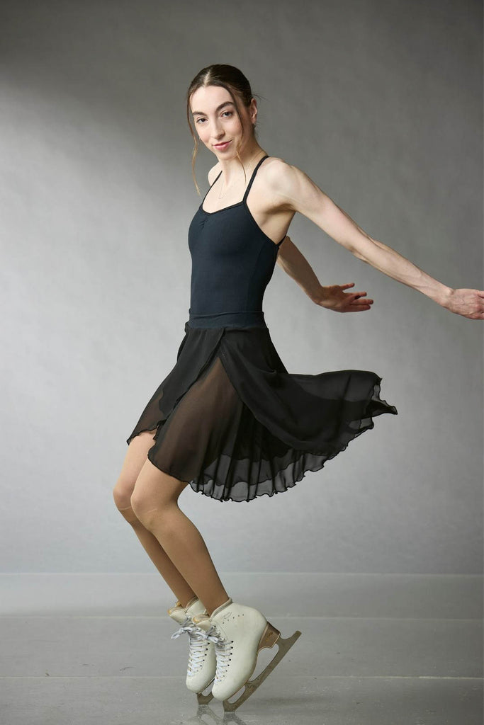 Black figure skating chiffon skirt with a front cross-over wrap, side view pose – EliteXpression
Jupe noire pour patinage artistique en chiffon croisée sur le devant, pose vue de côté – EliteXpression
J405-BK