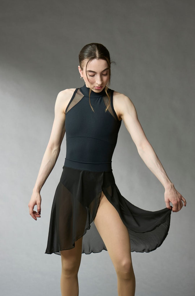Black figure skating training bodysuit with mesh inserts, front view – EliteXpression
Combinaison d'entraînement de patinage artistique noire avec empiècements en mesh, vue de face – EliteXpression
B020-BK