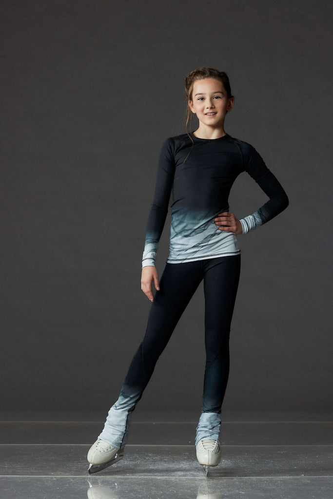 Black figure skating long-sleeve training shirt featuring a marbled grey design, front view – EliteXpression
Chandail noir d’entraînement à manches longues pour le patinage artistique, avec un motif marbré gris, vue de face – EliteXpression
C121-GRMBL