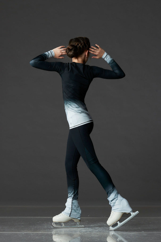 Black figure skating long-sleeve training shirt featuring a marbled grey design, pose back view – EliteXpression
Chandail noir d’entraînement à manches longues pour le patinage artistique, avec un motif marbré gris, pose vue de dos – EliteXpression
C121-GRMBL