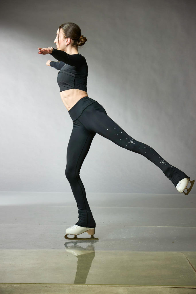 Black high waist training figure skating leggings featuring rhinestone embellishments on the left leg, model Galaxy, pose side view – EliteXpression
Legging noir d'entrainement à taille haute pour patinage artistique, orné de cristaux sur la jambe gauche, modèle Galaxy (Galaxie), pose vue de côté – EliteXpression
LH2-1000-Galaxy