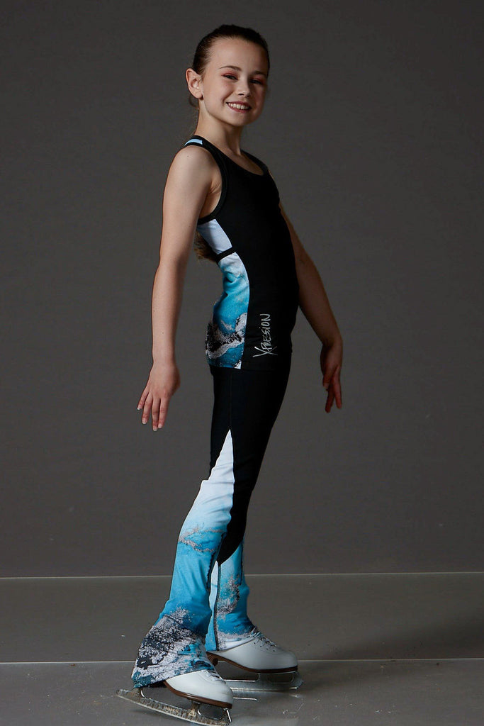 Training tank top featuring a black front and marble turquoise open back, pose front view – EliteXpression
Débardeur d'entraînement avec un devant noir et un dos ouvert marbré turquoise, pose vue de face – EliteXpression
T003-TUR