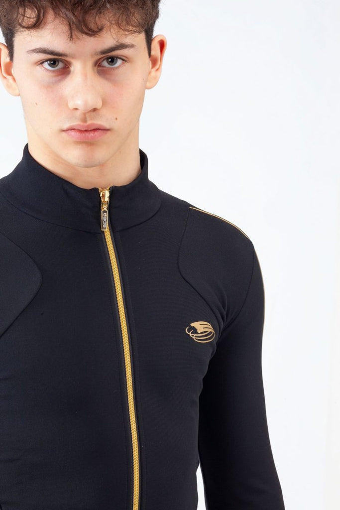 Black and gold men's figure skating training jacket, model Dream Gold Jacket Man by EDEA, closeup front view - Maison du Patin
Veste d'entraînement de patinage artistique pour homme noire et dorée, modèle Dream Gold Jacket Man par EDEA, vue rapprochée de face – Maison du Patin
 
DGJACKETM