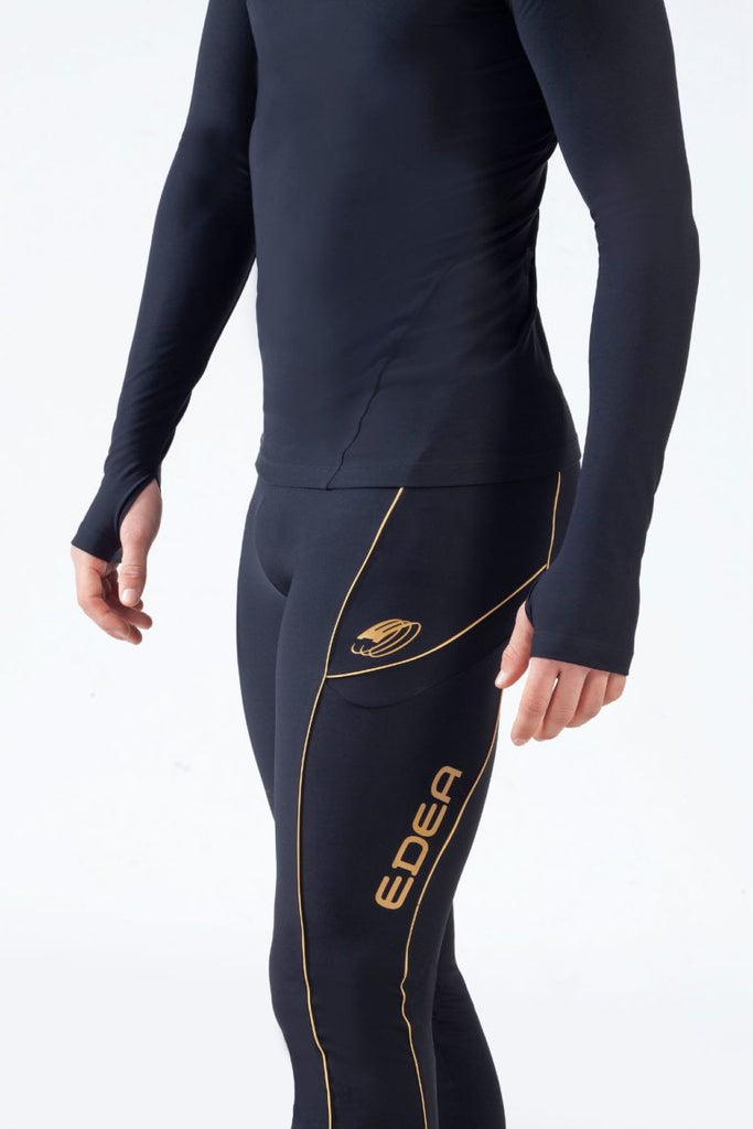 Black and gold men's figure skating training long sleeve shirt, model Dream Gold Jacket Man by EDEA, side view of the thumb slit - Maison du Patin
Chandail d'entraînement noir et dorée à manches longues pour le patinage artistique, pour homme, modèle Dream Gold Jacket Man par EDEA, vue de profil de la fente pour le pouce – Maison du Patin
 
EDLONGSLEEVEM