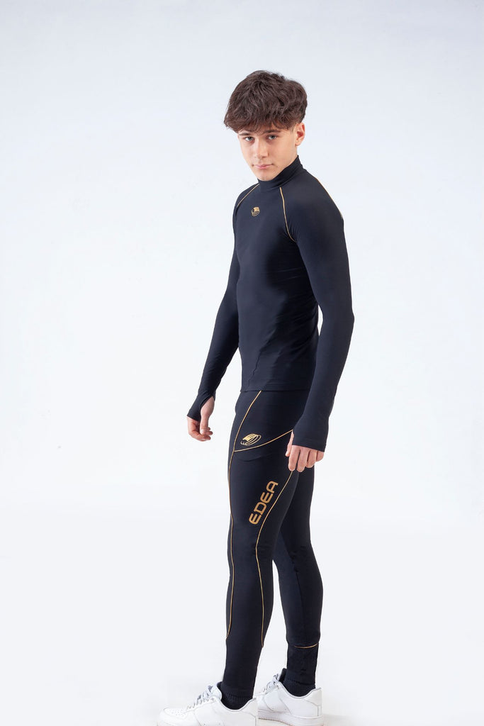 Black and gold men's figure skating training long sleeve shirt, model Dream Gold Jacket Man by EDEA, pose front view - Maison du Patin
Chandail d'entraînement noir et dorée à manches longues pour le patinage artistique, pour homme, modèle Dream Gold Jacket Man par EDEA, pose vue de face – Maison du Patin
 
EDLONGSLEEVEM