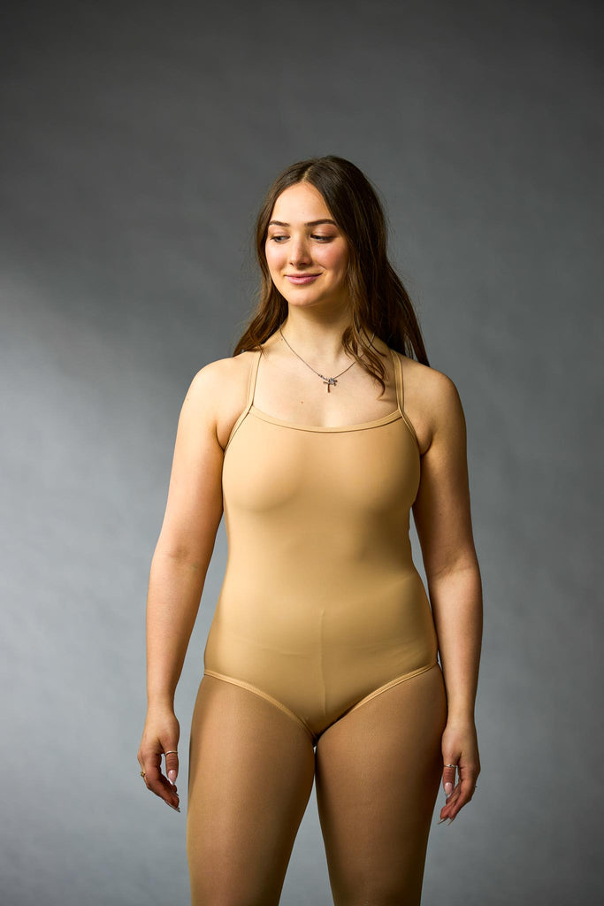 Beige figure skating training one-piece bodysuit with straps, model B114-BEI, front view – EliteXpression
Justaucorps beige d'entraînement avec bretelles pour le patinage artistique, modèle B114-BEI, vue de face – EliteXpression