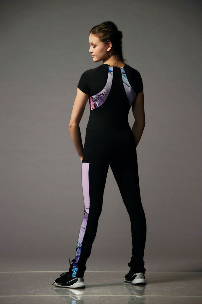Short sleeve training top for figure skating, featuring printed marbled lilac inserts, back view – EliteXpression
Chandail d'entrainement noir à manches courtes pour le patinage artistique, avec des empiècements imprimés marbrés mauves, vue de dos – EliteXpression
C306-LILAC